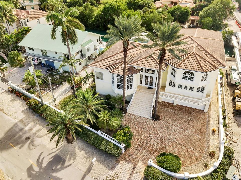 Vendido Recientemente: $3,599,000 (5 camas, 5 baños, 4483 Pies cuadrados)