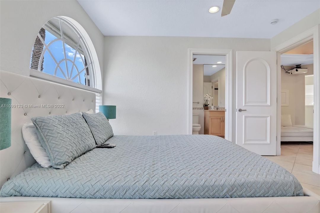 Vendido Recientemente: $3,599,000 (5 camas, 5 baños, 4483 Pies cuadrados)