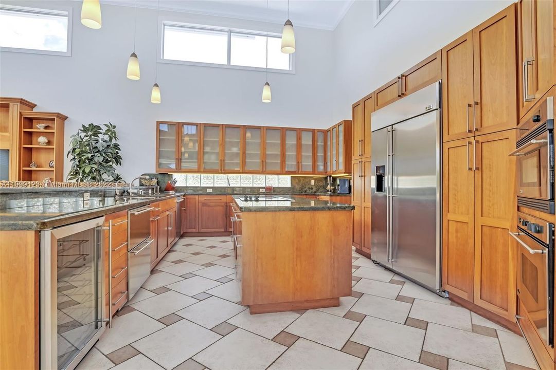 Vendido Recientemente: $3,599,000 (5 camas, 5 baños, 4483 Pies cuadrados)