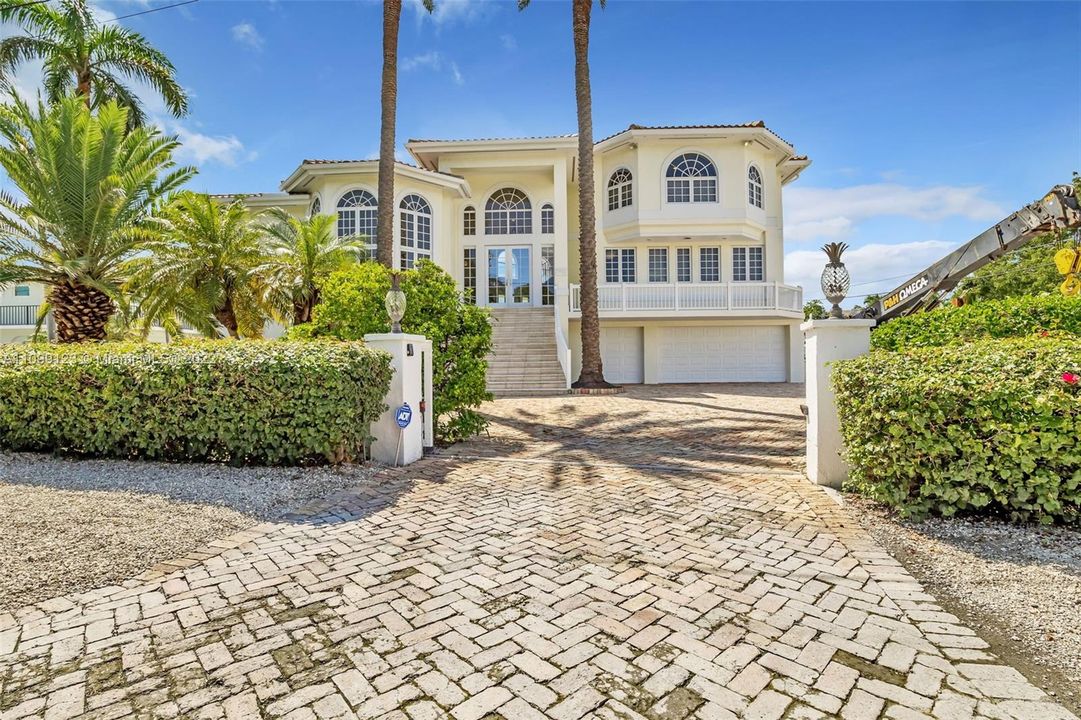 Vendido Recientemente: $3,599,000 (5 camas, 5 baños, 4483 Pies cuadrados)