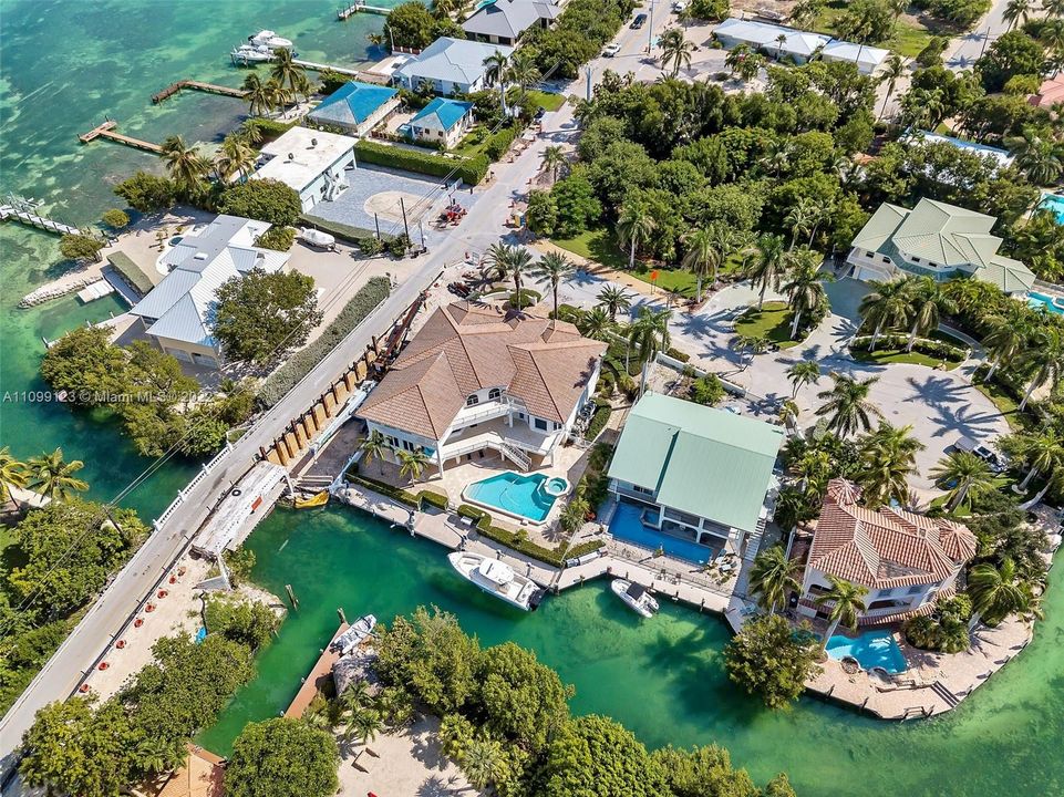 Vendido Recientemente: $3,599,000 (5 camas, 5 baños, 4483 Pies cuadrados)