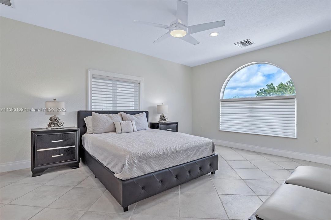 Vendido Recientemente: $3,599,000 (5 camas, 5 baños, 4483 Pies cuadrados)