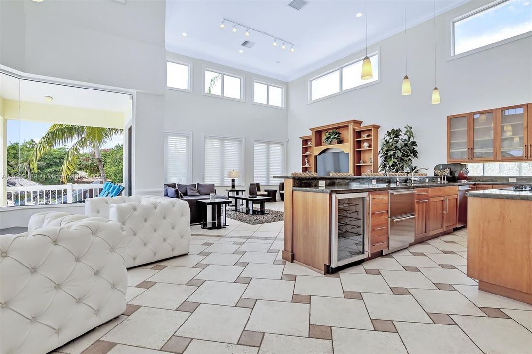 Vendido Recientemente: $3,599,000 (5 camas, 5 baños, 4483 Pies cuadrados)