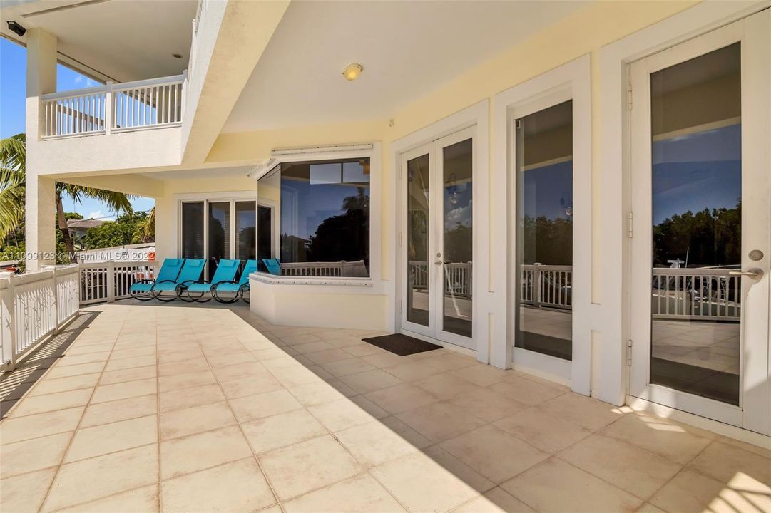 Vendido Recientemente: $3,599,000 (5 camas, 5 baños, 4483 Pies cuadrados)