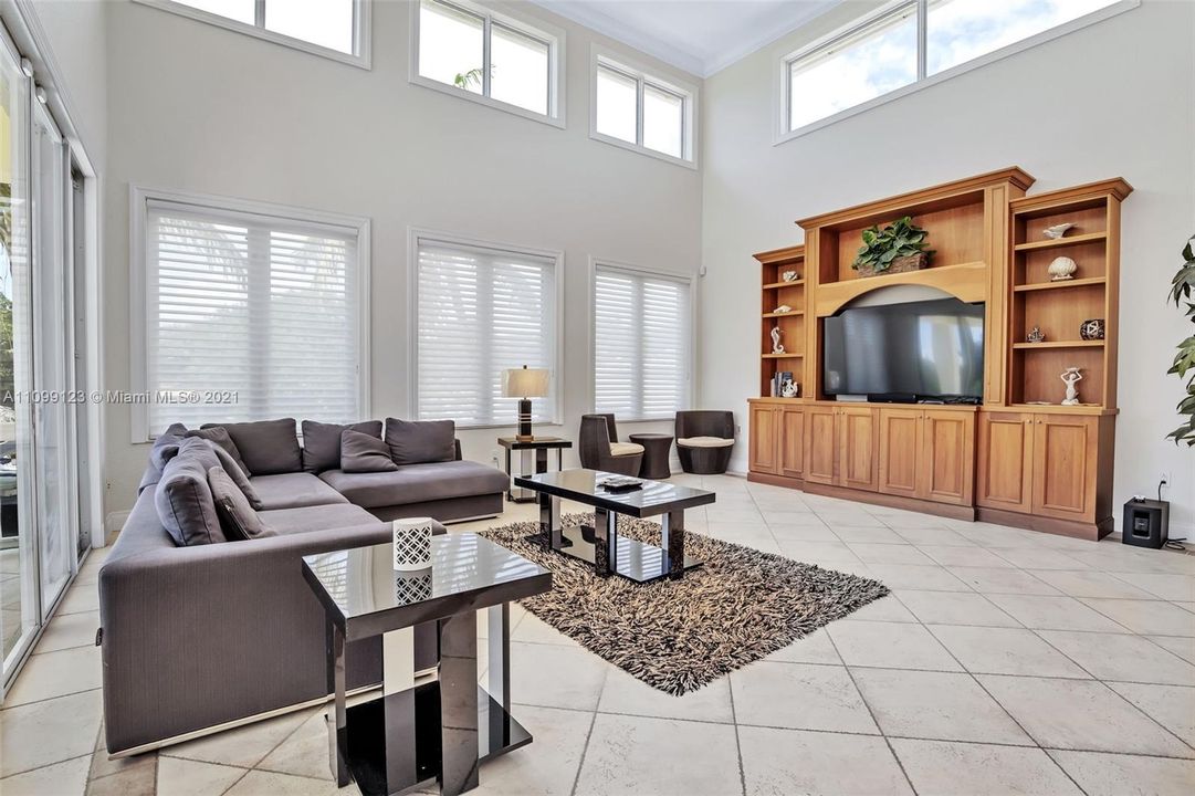 Vendido Recientemente: $3,599,000 (5 camas, 5 baños, 4483 Pies cuadrados)