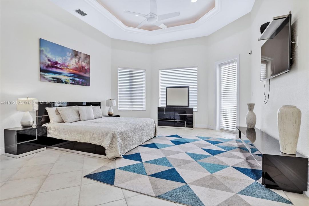 Vendido Recientemente: $3,599,000 (5 camas, 5 baños, 4483 Pies cuadrados)