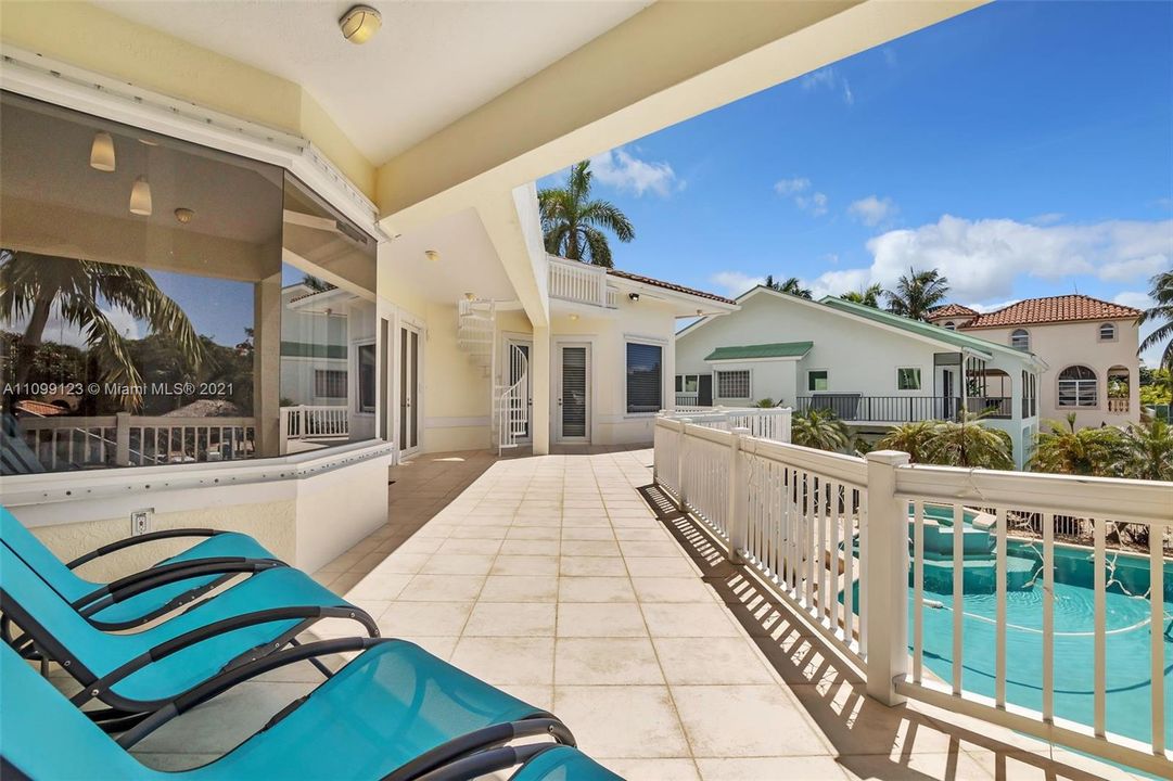 Vendido Recientemente: $3,599,000 (5 camas, 5 baños, 4483 Pies cuadrados)