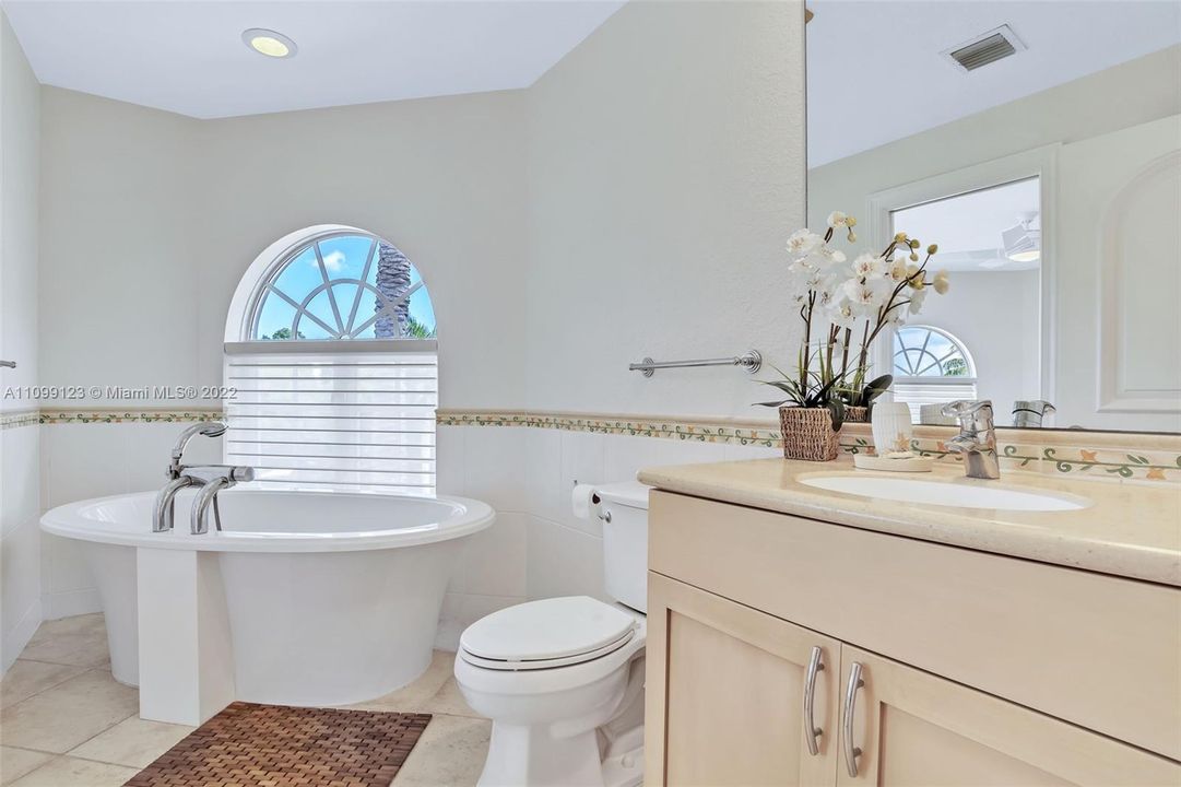 Vendido Recientemente: $3,599,000 (5 camas, 5 baños, 4483 Pies cuadrados)