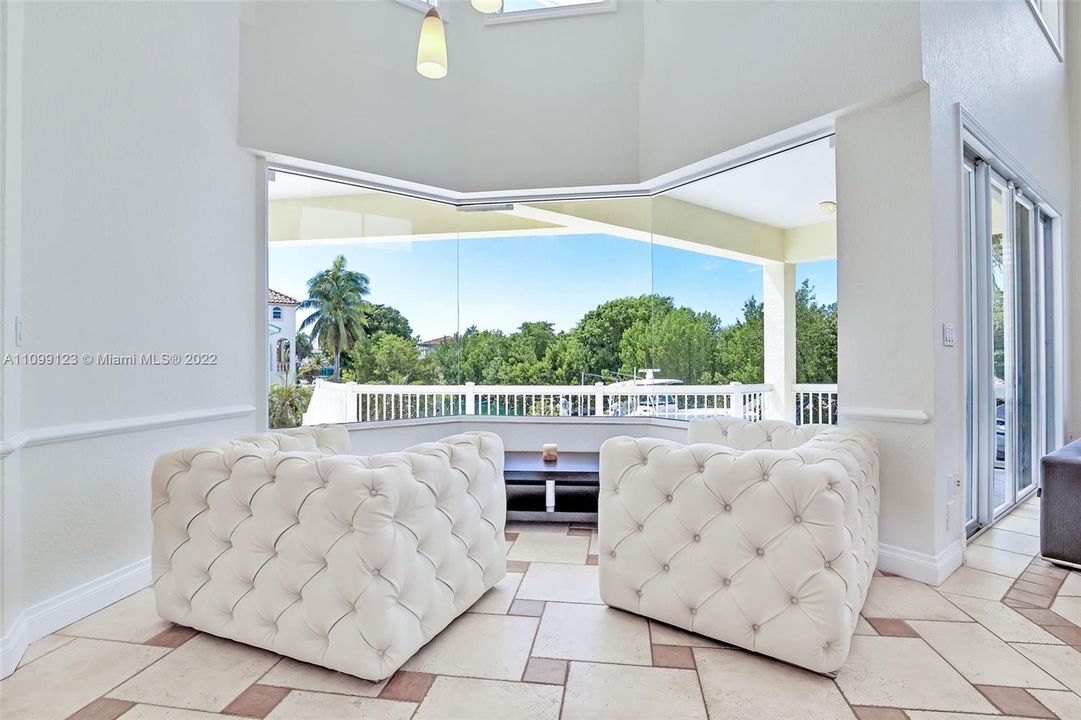 Vendido Recientemente: $3,599,000 (5 camas, 5 baños, 4483 Pies cuadrados)