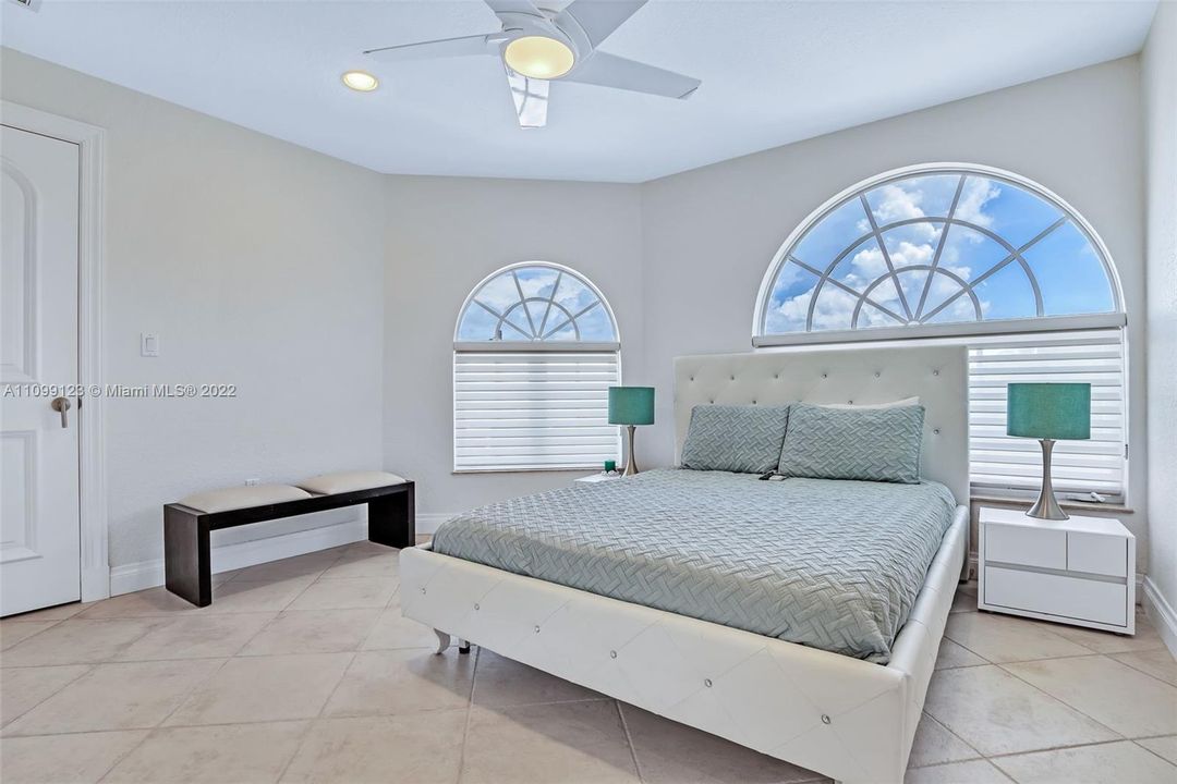 Vendido Recientemente: $3,599,000 (5 camas, 5 baños, 4483 Pies cuadrados)