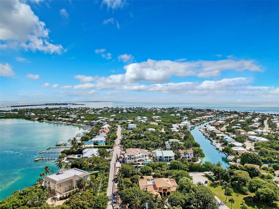 Vendido Recientemente: $3,599,000 (5 camas, 5 baños, 4483 Pies cuadrados)