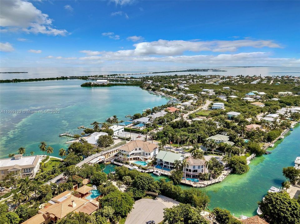 Vendido Recientemente: $3,599,000 (5 camas, 5 baños, 4483 Pies cuadrados)