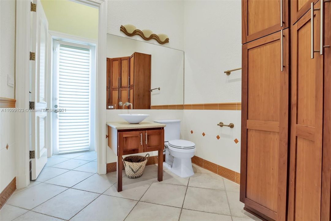 Vendido Recientemente: $3,599,000 (5 camas, 5 baños, 4483 Pies cuadrados)