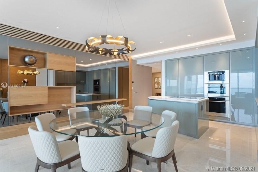 Recently Sold: $3,890,000 (3 beds, 3 baths, 2271 Square Feet)
