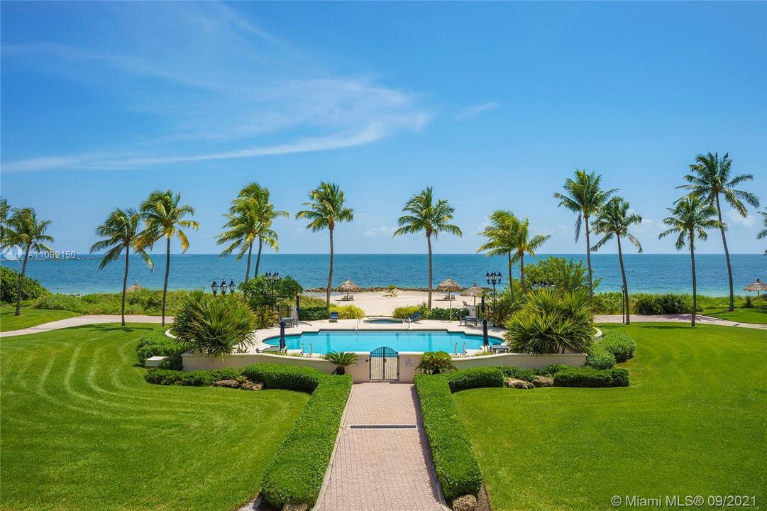 Recently Sold: $7,999,000 (3 beds, 3 baths, 4590 Square Feet)
