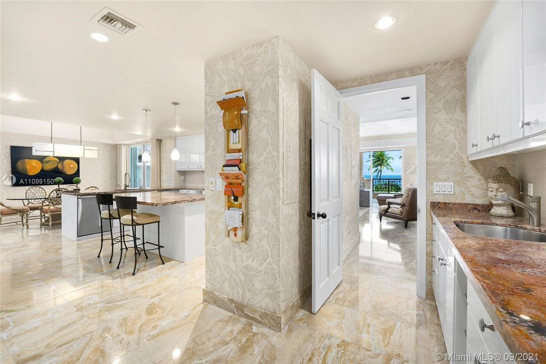Recently Sold: $7,999,000 (3 beds, 3 baths, 4590 Square Feet)