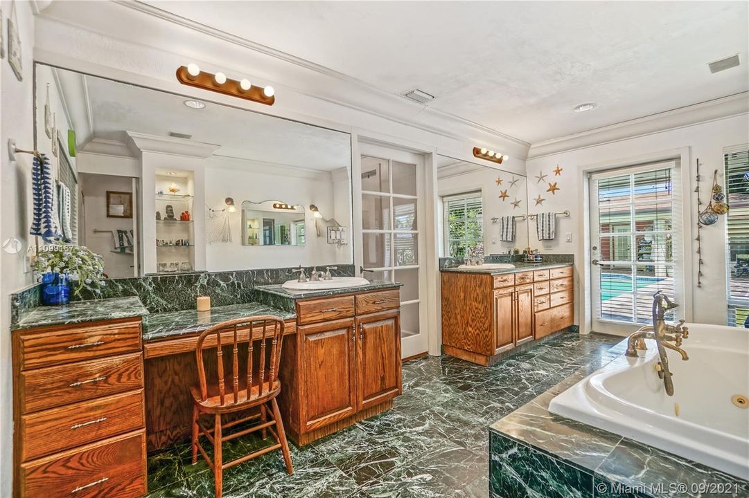 最近售出: $980,000 (5 贝兹, 3 浴室, 2666 平方英尺)