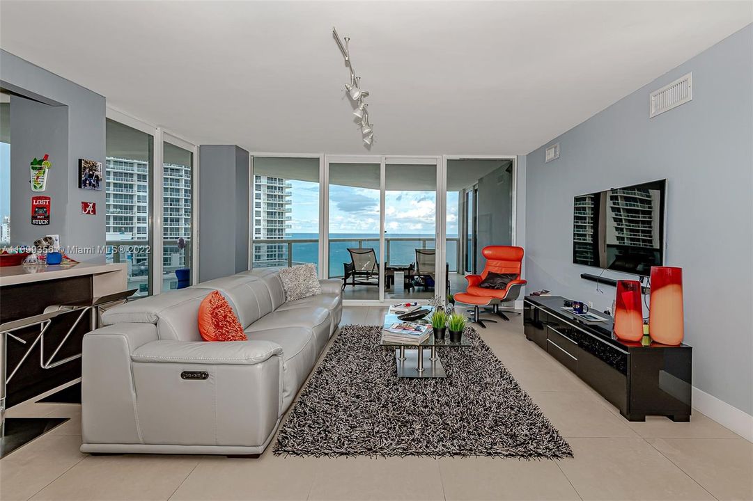 Recently Sold: $875,000 (2 beds, 2 baths, 1250 Square Feet)