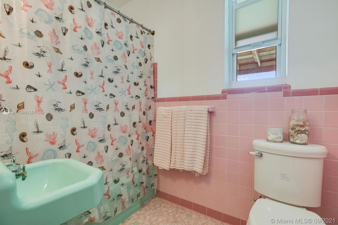 最近售出: $830,000 (4 贝兹, 3 浴室, 1957 平方英尺)