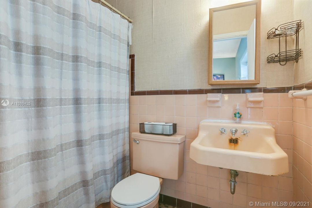 最近售出: $830,000 (4 贝兹, 3 浴室, 1957 平方英尺)
