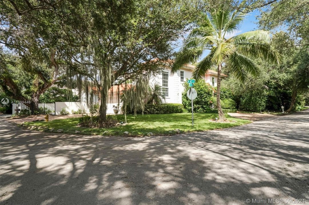 Recently Sold: $2,099,000 (4 beds, 4 baths, 3048 Square Feet)