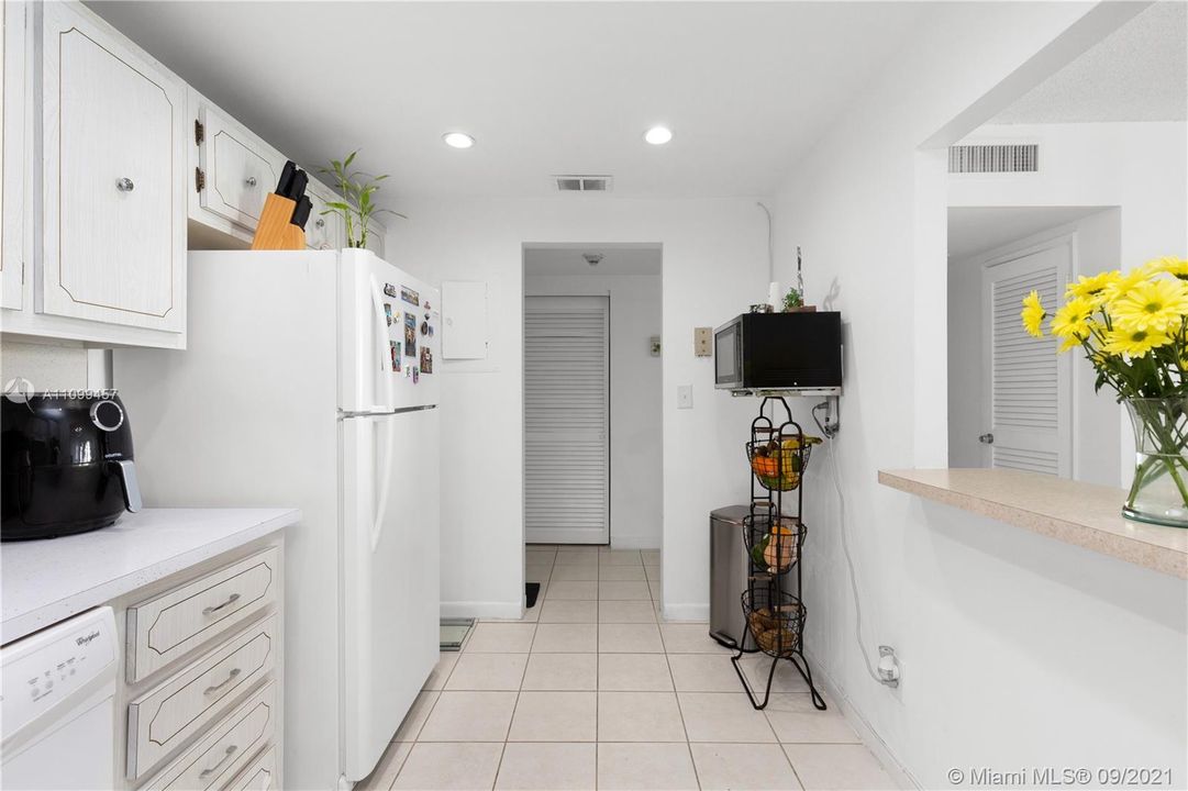 Recently Sold: $284,900 (1 beds, 1 baths, 1005 Square Feet)
