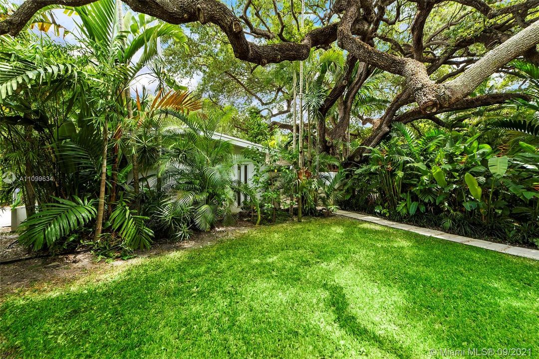 Wonderful area upon entering your private grounds for a truly beautiful outdoor sculpture garden under your centenarian oak trees!