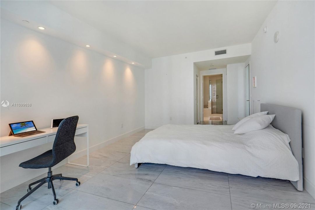 Recently Rented: $5,000 (2 beds, 2 baths, 1195 Square Feet)