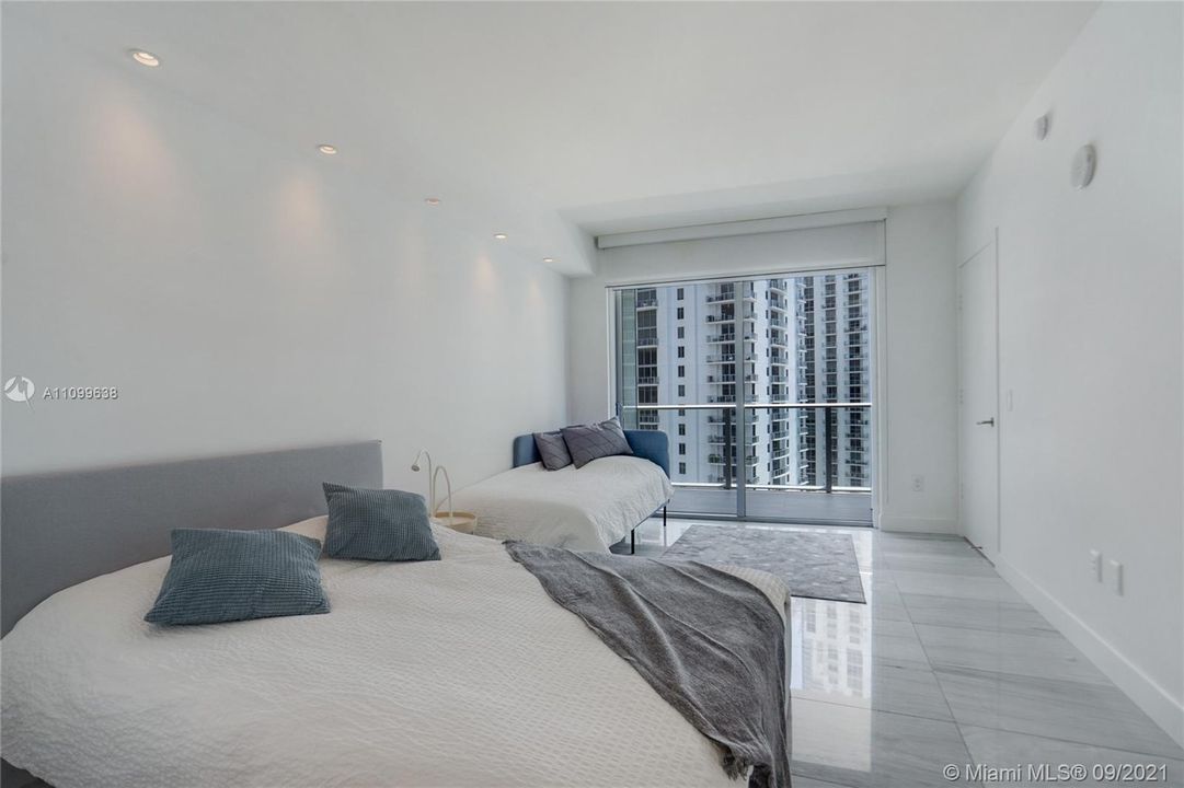 Recently Rented: $5,000 (2 beds, 2 baths, 1195 Square Feet)