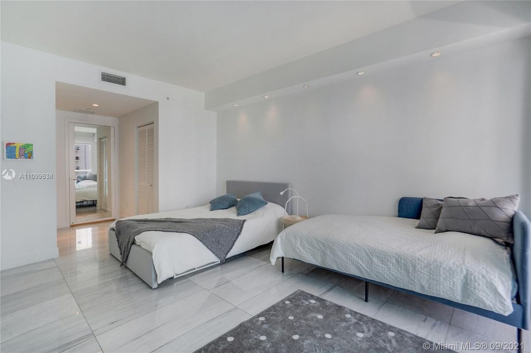 Recently Rented: $5,000 (2 beds, 2 baths, 1195 Square Feet)