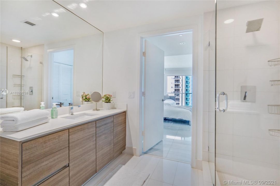 Recently Rented: $5,000 (2 beds, 2 baths, 1195 Square Feet)