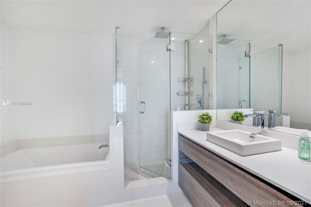 Recently Rented: $5,000 (2 beds, 2 baths, 1195 Square Feet)