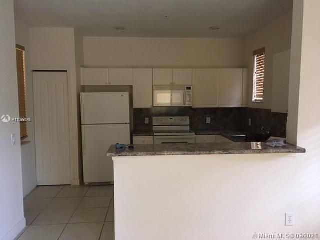 Recently Rented: $1,700 (3 beds, 2 baths, 1457 Square Feet)