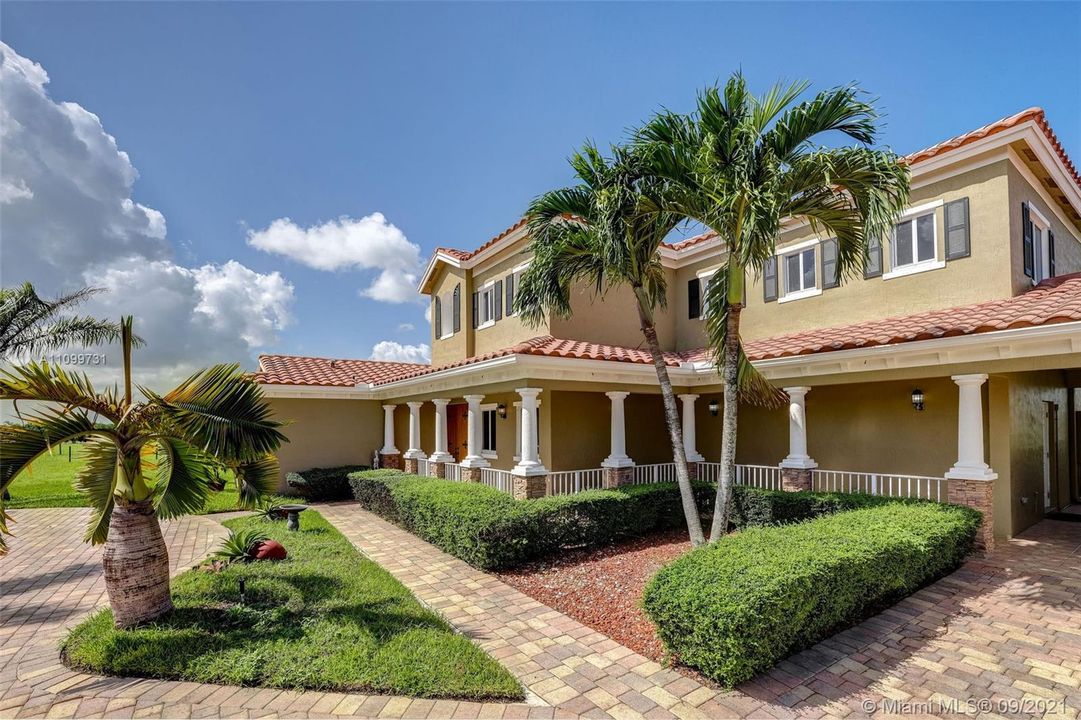 Recently Sold: $1,295,000 (5 beds, 4 baths, 4179 Square Feet)