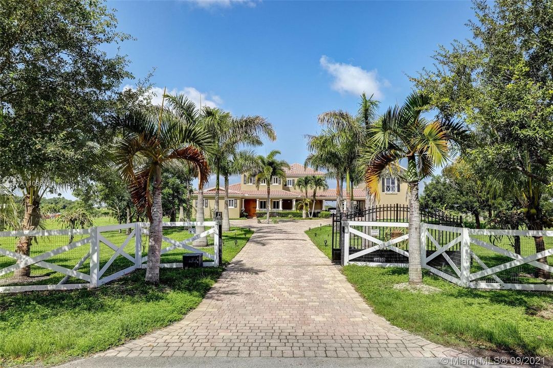 Recently Sold: $1,295,000 (5 beds, 4 baths, 4179 Square Feet)