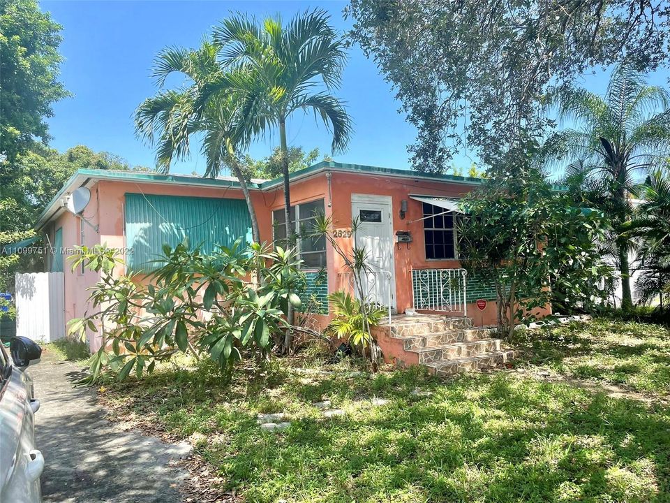 Recently Sold: $335,000 (2 beds, 1 baths, 1121 Square Feet)