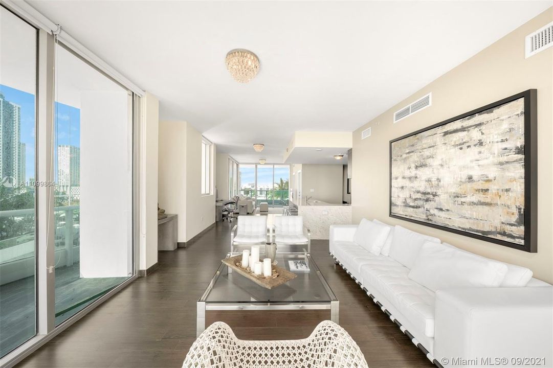 Recently Sold: $1,100,000 (2 beds, 3 baths, 1694 Square Feet)