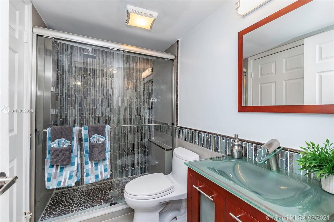 最近售出: $215,000 (2 贝兹, 2 浴室, 1075 平方英尺)