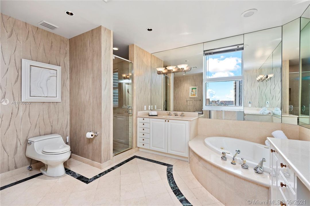 最近售出: $2,599,000 (5 贝兹, 6 浴室, 4320 平方英尺)
