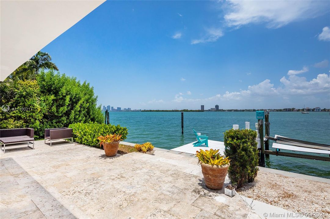 Recently Sold: $3,980,000 (4 beds, 4 baths, 3019 Square Feet)