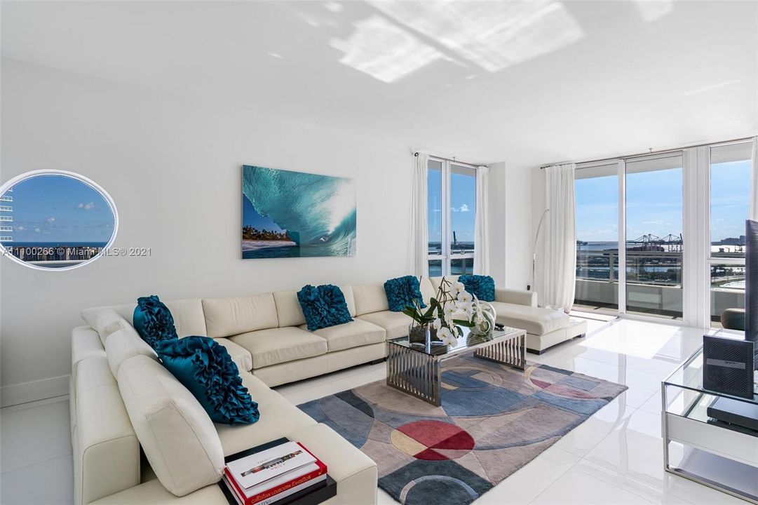 Recently Sold: $2,345,000 (3 beds, 3 baths, 1994 Square Feet)