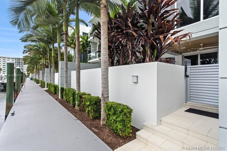 Recently Sold: $5,425,000 (3 beds, 4 baths, 6161 Square Feet)