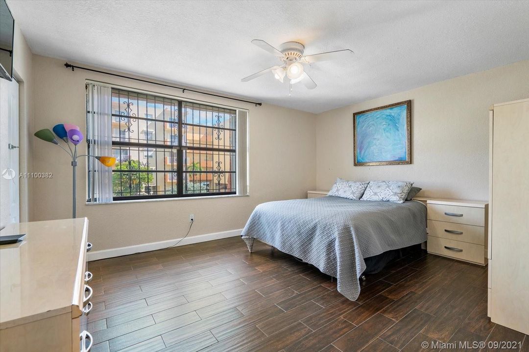 Recently Sold: $480,000 (2 beds, 2 baths, 1493 Square Feet)