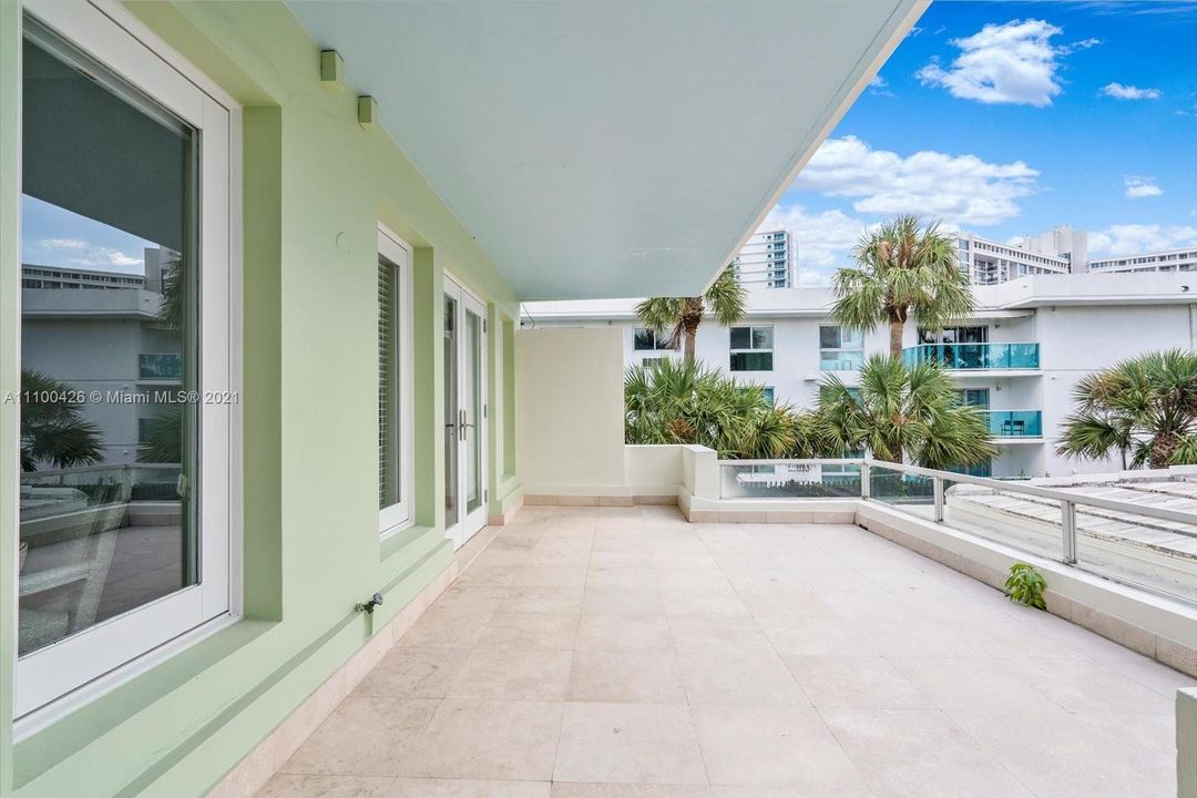 Recently Sold: $1,950,000 (3 beds, 4 baths, 2812 Square Feet)