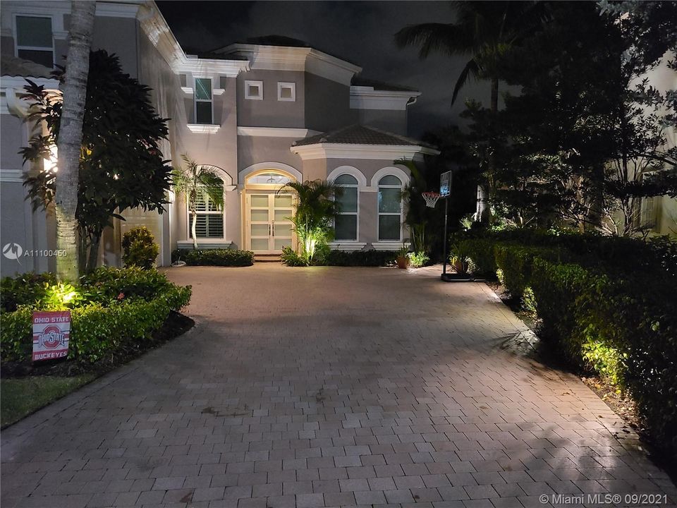 Recently Sold: $1,795,000 (6 beds, 5 baths, 4060 Square Feet)