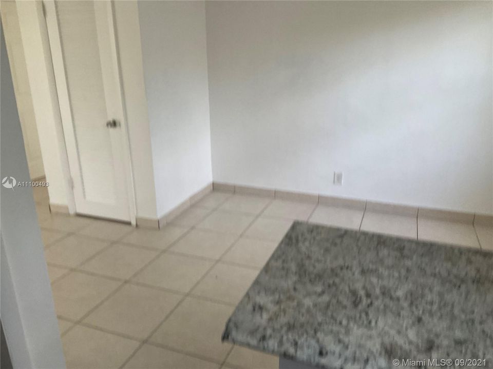 Recently Rented: $1,700 (2 beds, 1 baths, 1050 Square Feet)