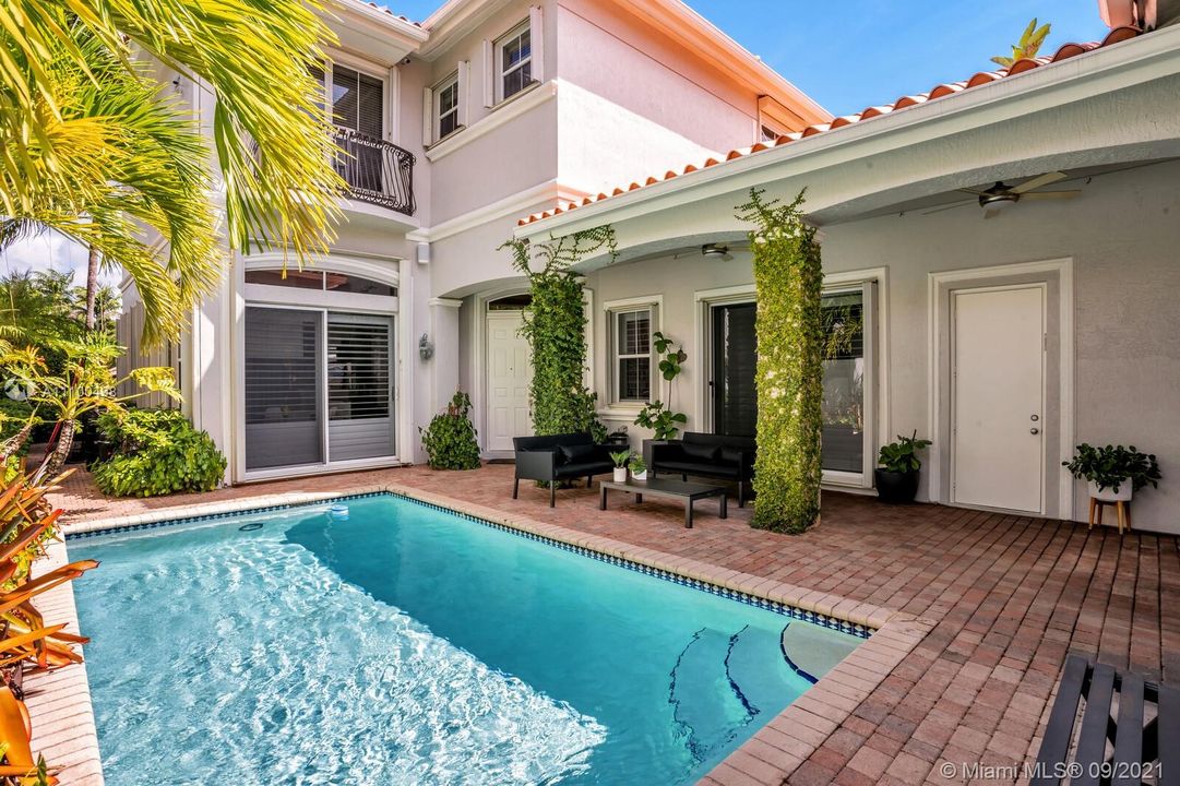 Recently Sold: $1,900,000 (5 beds, 4 baths, 3359 Square Feet)