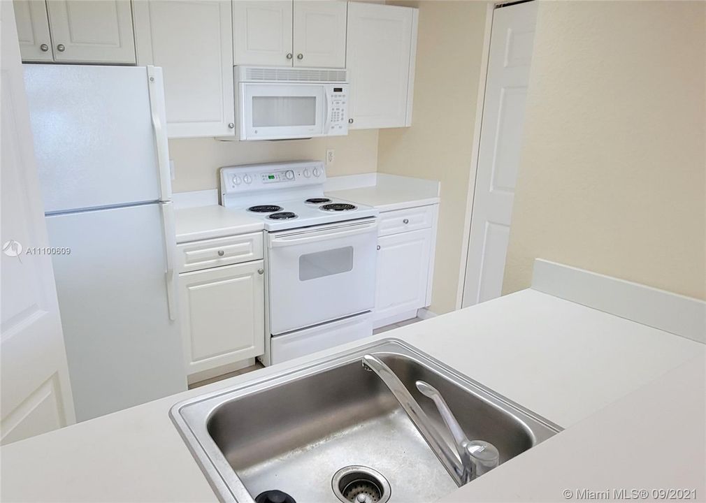 Recently Rented: $1,600 (1 beds, 1 baths, 833 Square Feet)