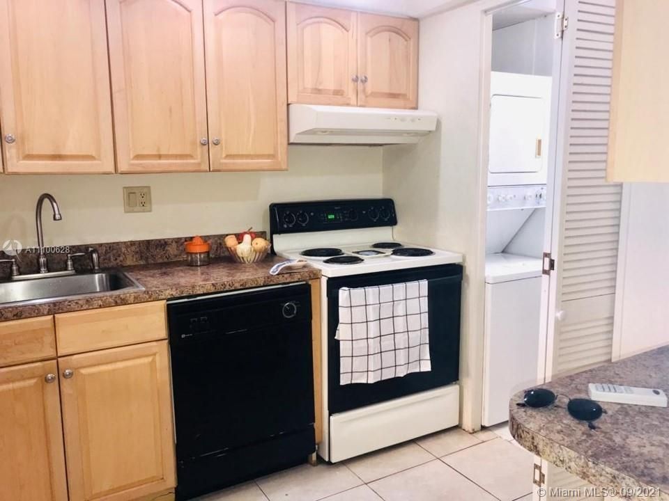 Recently Rented: $1,350 (1 beds, 1 baths, 750 Square Feet)