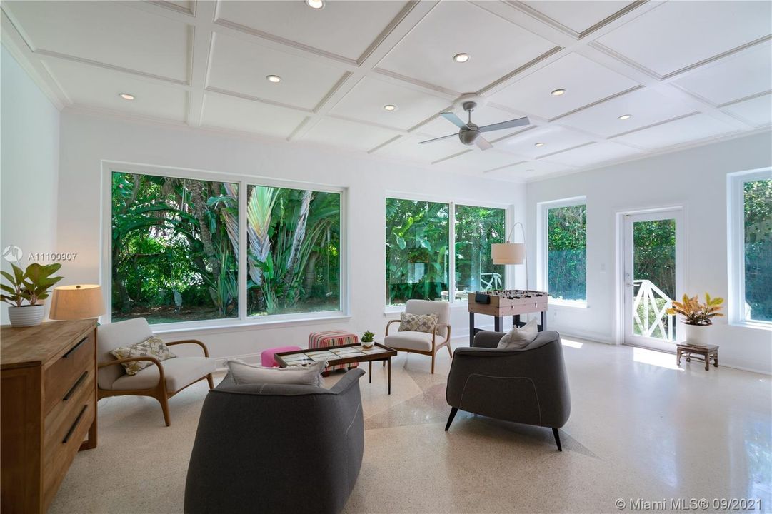 Recently Sold: $1,875,000 (3 beds, 2 baths, 2220 Square Feet)